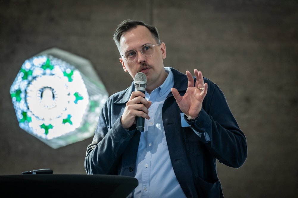 Oliver Niermann, Abteilungsleiter Interessenvertretung, Förderpolitik und Kommunales des VdW Rheinland Westfalen Männliche Person spricht in ein Handmikrofon.