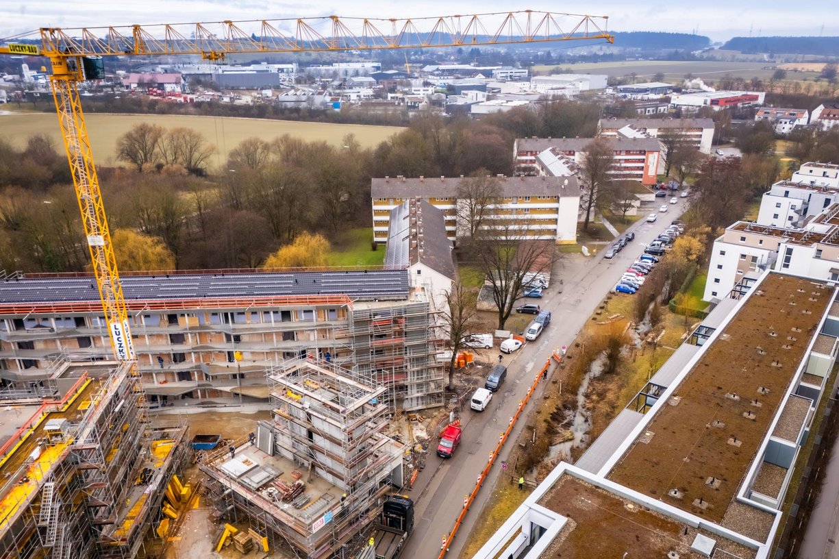 Luftaufnahme einer seriellen Sanierung in Kirchheim mit Gebäuden und Baukran