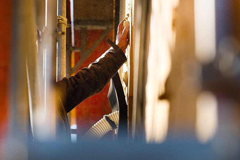 Handwerker an Hausfassade Nahaufnahme