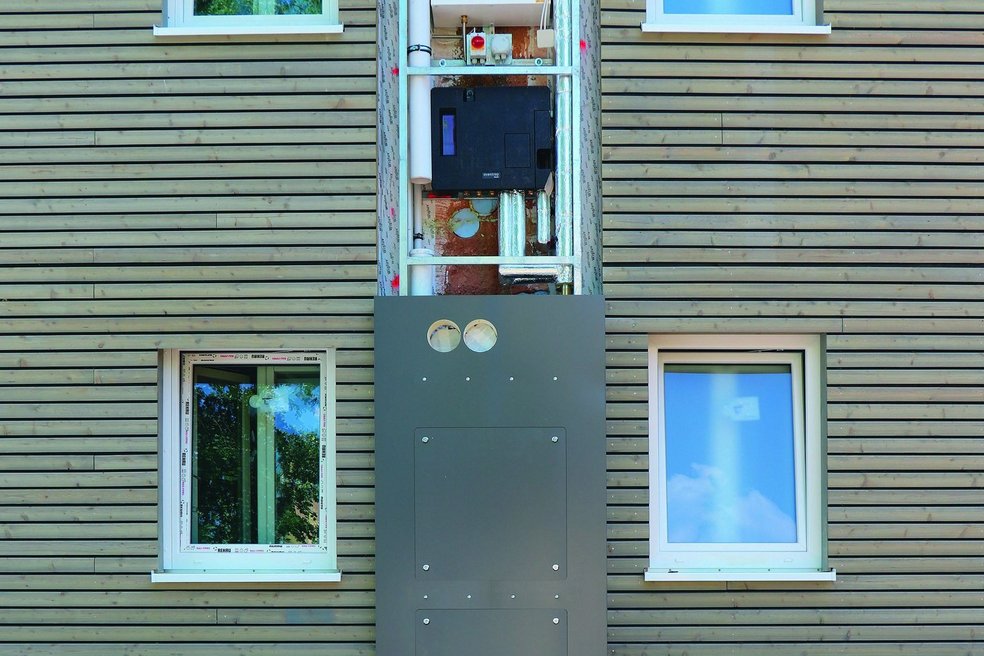 Nahaufnahme der in der Fassade verbauten Haustechnik