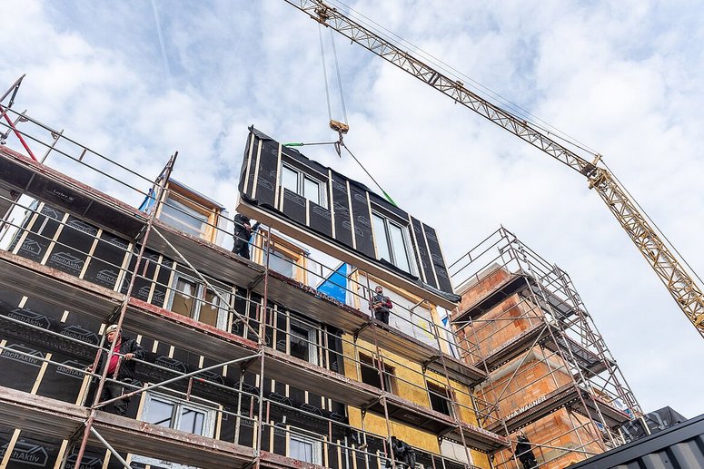 Vorgefertigtes Hausfassadenelement mit Fenster zur Montage an Mehrfamilienhaus