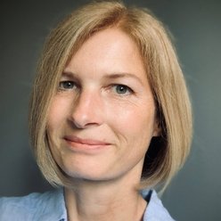 Porträt, Person mit kinnlangen blonden Haaren