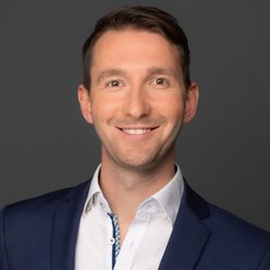 Nils Bormann Porträt, Person mit kurzen dunklen Haaren in Hemd und Sakko