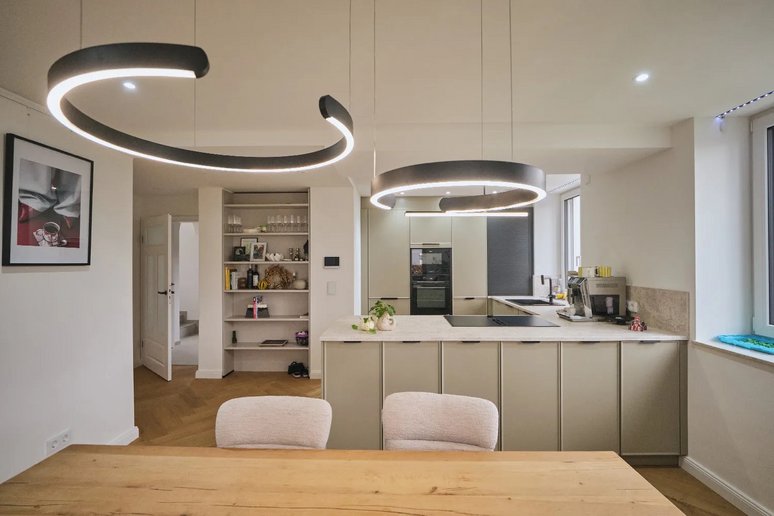 Im Haus: Blick vom Eßbereich in eine moderne offene Küche