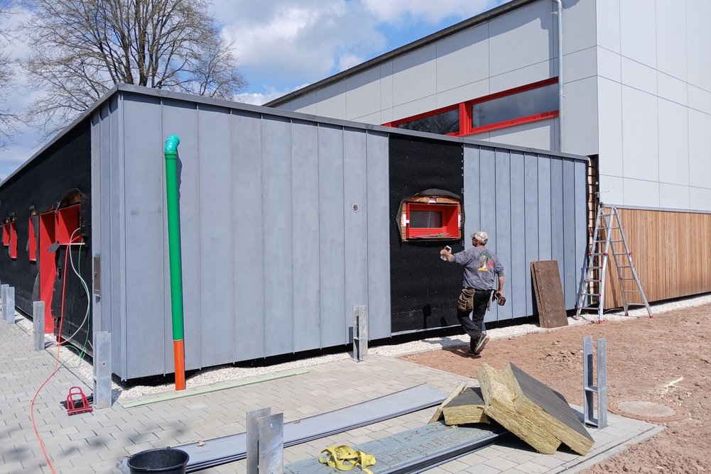 Außenansicht einer Turnhalle während der Sanierung.