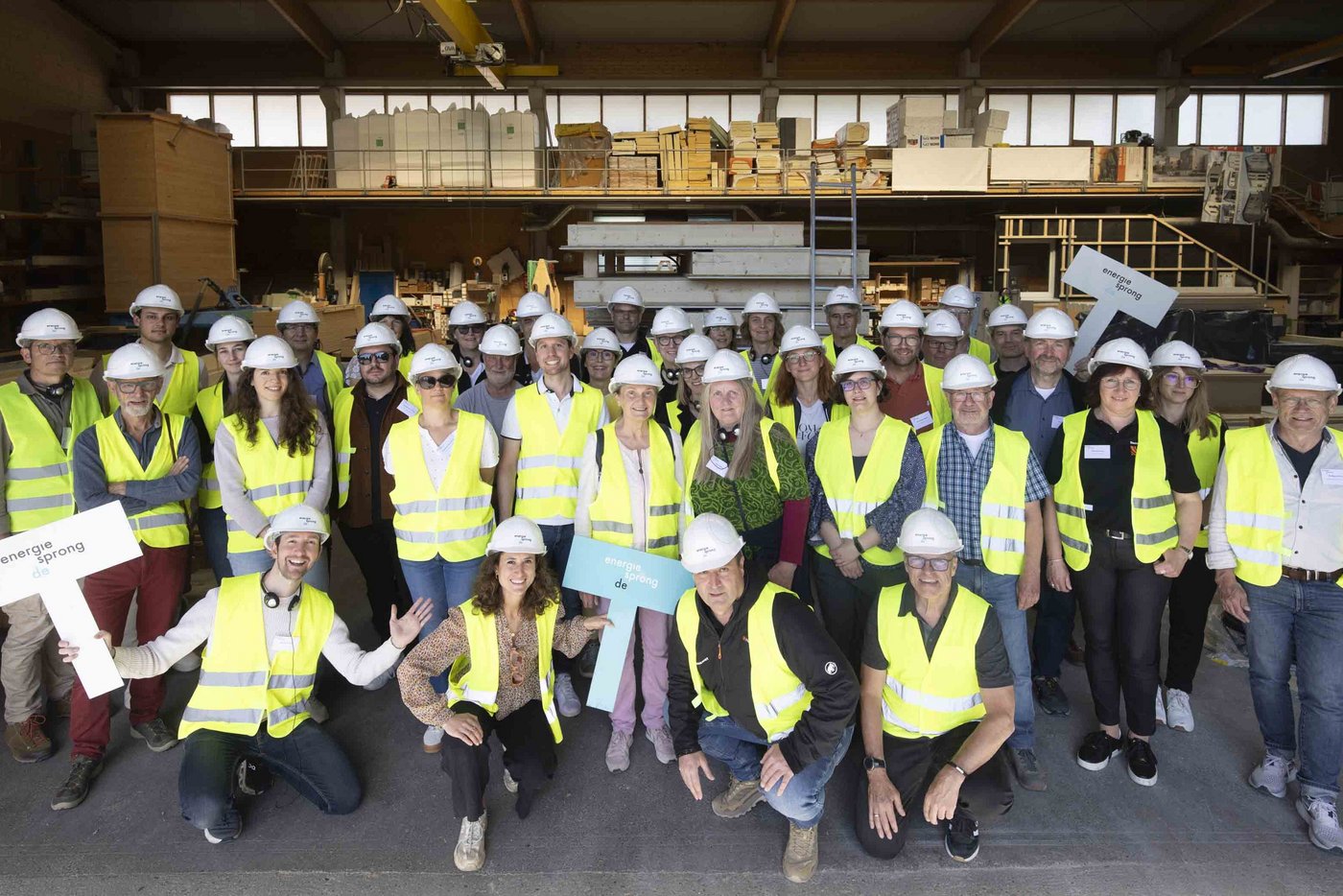 Bild zeigt: Gruppenfoto einer Menschenmenge mit Bauhelmen und Bauwesten