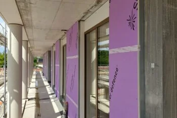 Vorgefertigte Fassadenelemente an Gebäude montiert