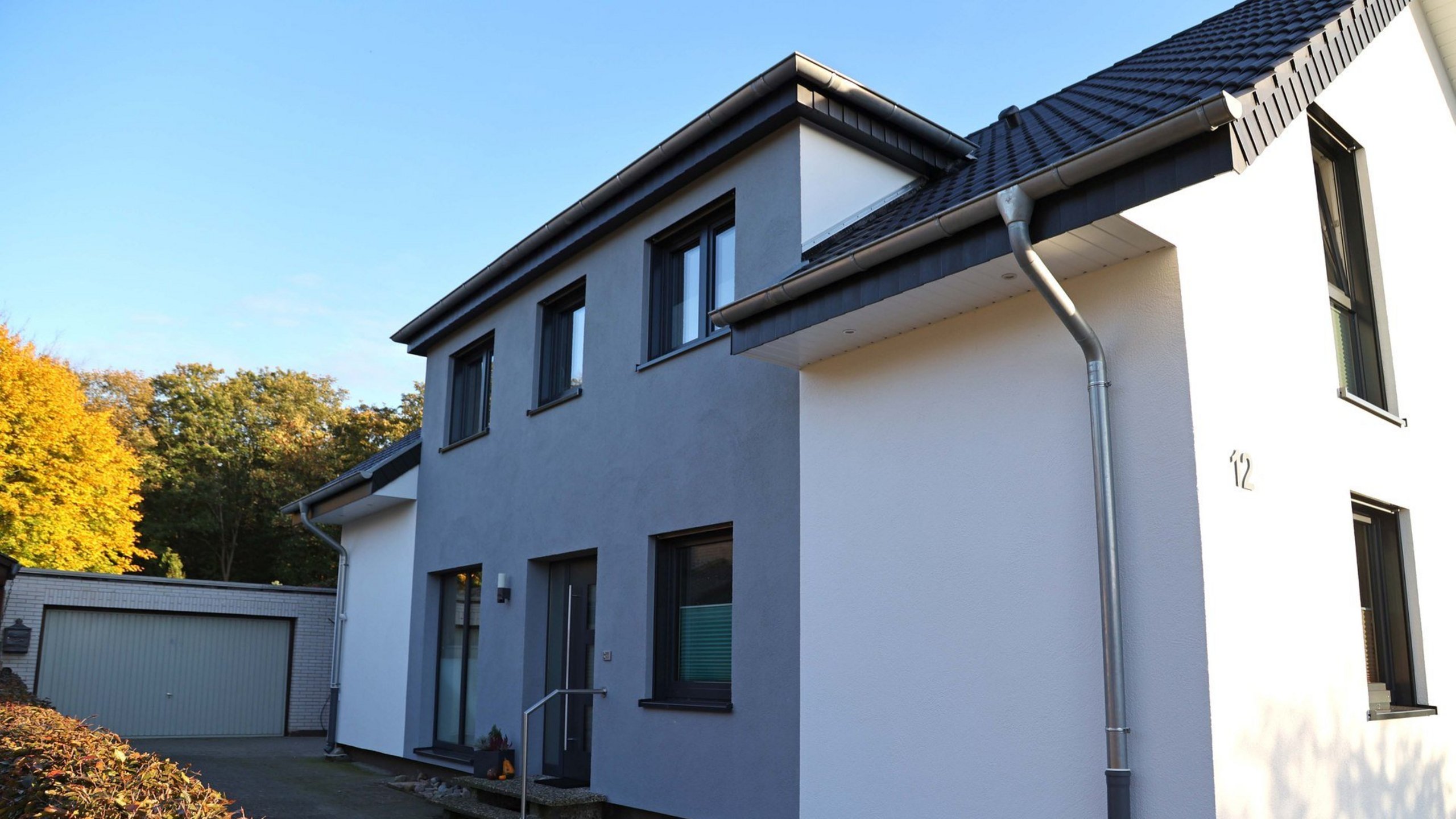 Hauseingang mit Einfahrt