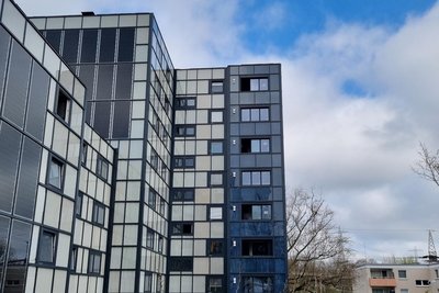 Wohnkomplex mit 4-8 geschossigen Häusern, blauer Himmel mit Wolken