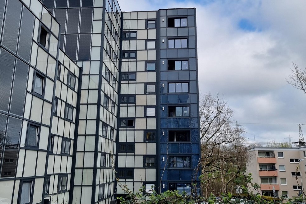 In Witten wird die serielle Sanierungslösung von GAP Solution und der ELK Group erstmalig umgesetzt. Wohnkomplex mit 4-8 geschossigen Häusern, blauer Himmel mit Wolken