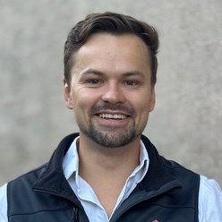 Porträt, Person mit kurzen, dunklen Haaren und Bart