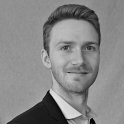 Portraitfoto in Schwarz-Weiß, Person im Hemd und Jacket