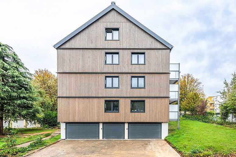 Saniertes Gebäude mit Holzfassade