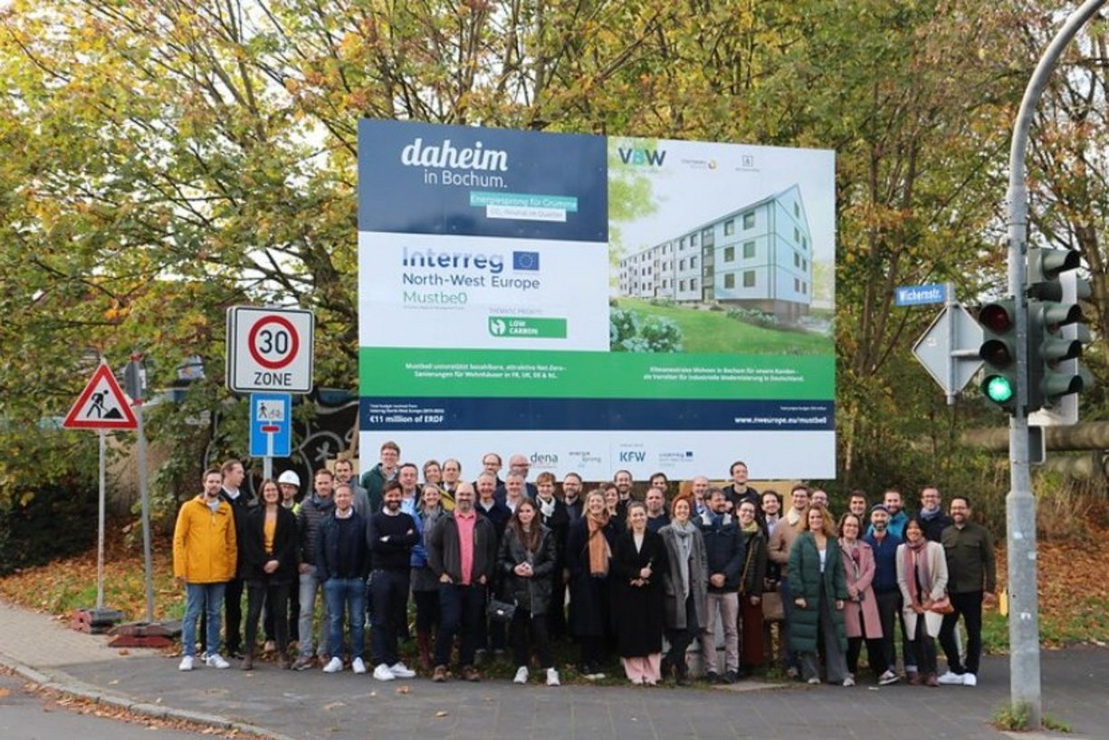 Gründung Energiesprong Global Alliance im Dezember 2022 Personengruppe auf einem Fußweg anlässlich der Gründung der Global Energiesprong-Alliance