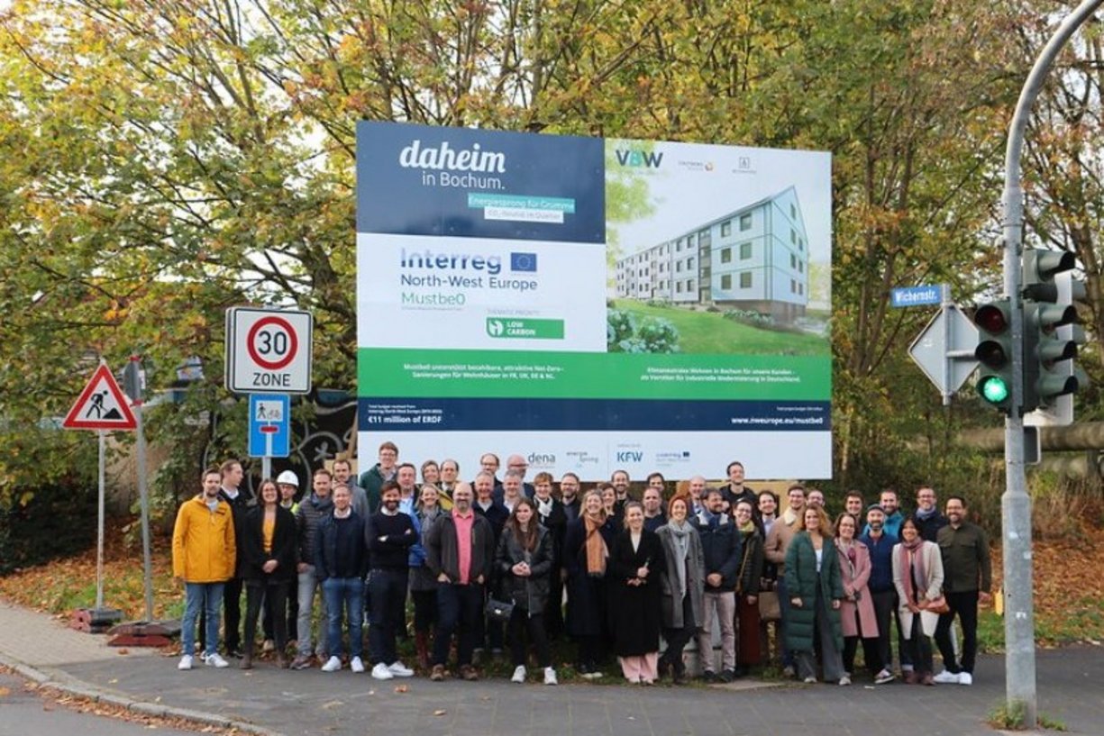Gründung Global Energiesprong-Alliance im Dezember 2022 Personengruppe auf einem Fußweg anlässlich der Gründung der Global Energiesprong-Alliance