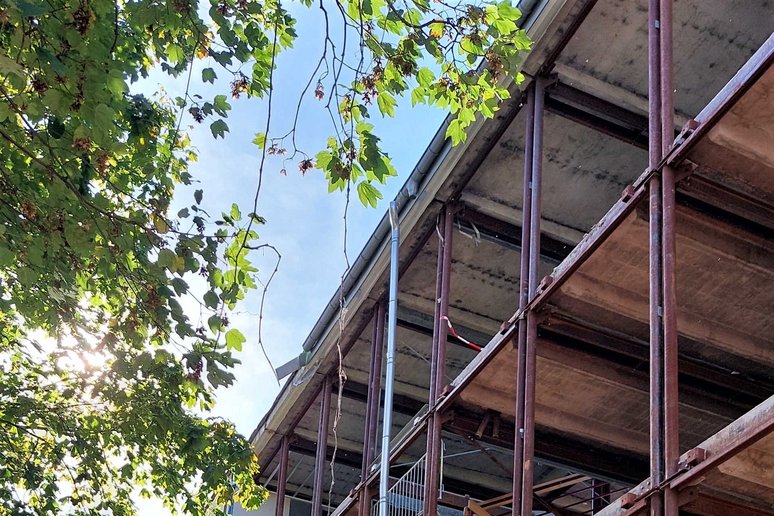 Gebäude während Sanierung, teils ohne Fassade