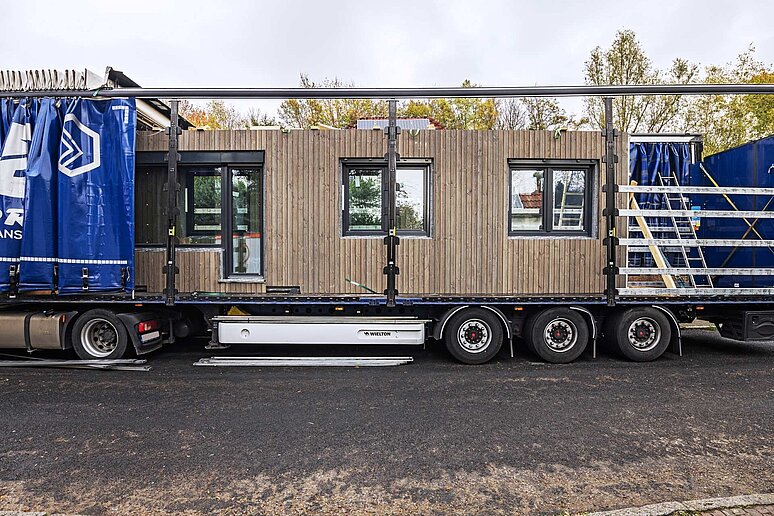 Vorgefertigte Fassadenelemente auf LKW