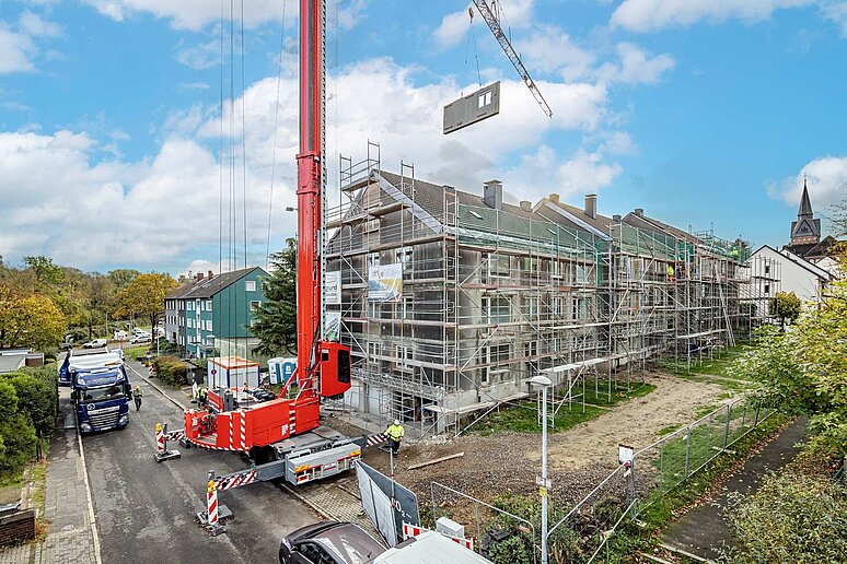 Baustelle mit Kran und Baugerüst