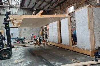 Fertigteile aus Stroh und Holz für Außenwände, Aufbau eines Showrooms in der Produktionshalle