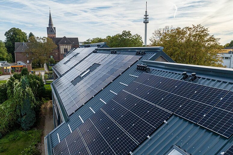 Dachansicht mit PV-Anlage