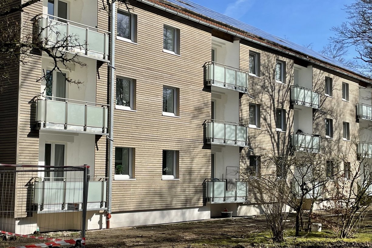 Symbolbild: In Erlangen wird derzeit das größte serielle Sanierungsprojekt der Gewobau Erlangen in Deutschland realisiert. Saniertes Gebäude mit Balkonen