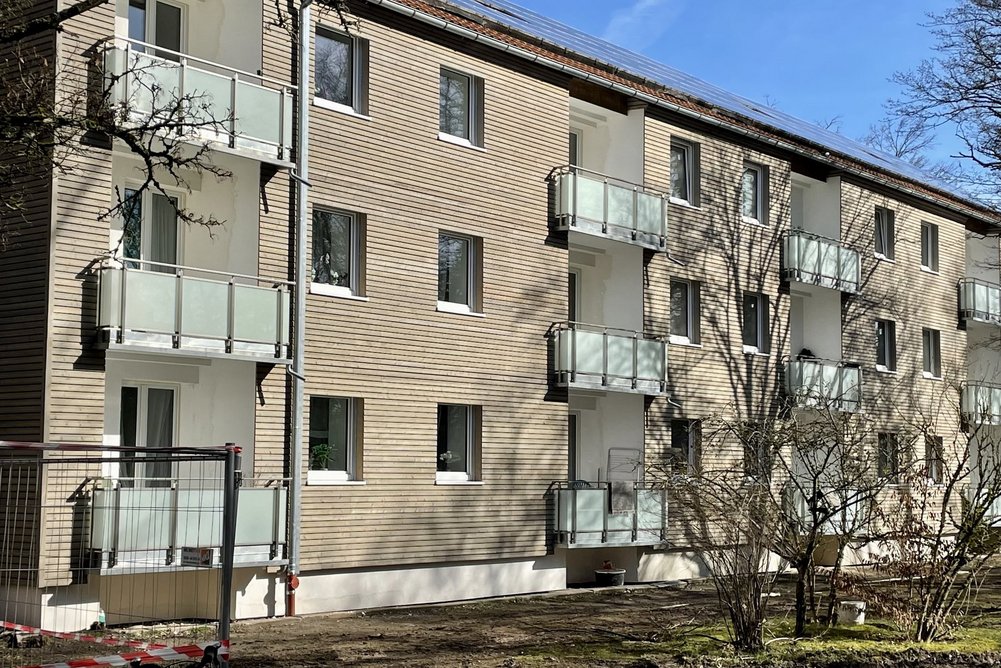 Symbolbild: In Erlangen wird derzeit das größte serielle Sanierungsprojekt der Gewobau Erlangen in Deutschland realisiert. Saniertes Gebäude mit Balkonen