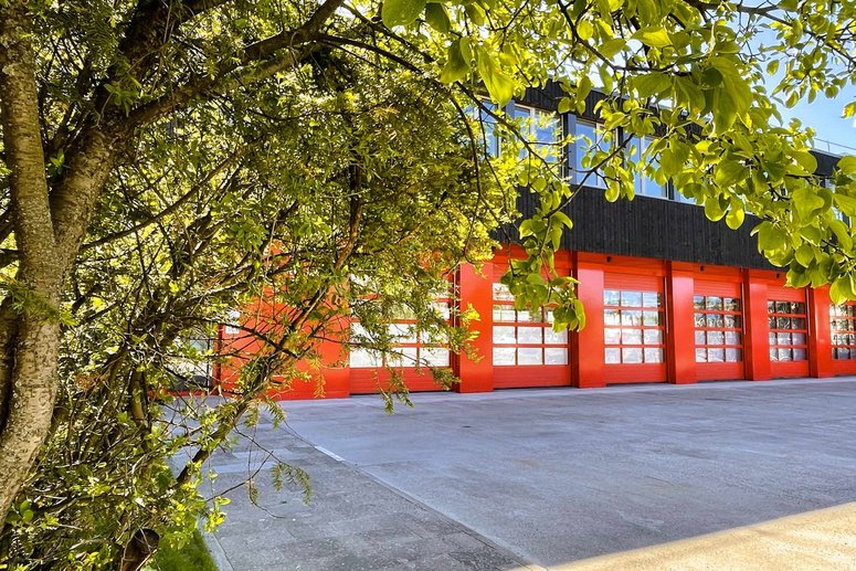 Torzufahrt Feuerwache Charlottenburg, davor grüne Laubäste