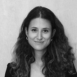 Joseline Silva Cousiño Portraitfoto in Schwarz-Weiß, Person mit langen dunklen Haaren