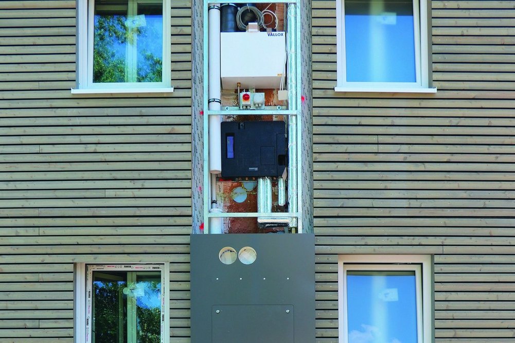Die technische Versorgung der einzelnen Wohnungen erfolgt über einen Backpacker-Strang in der neuen Fassade. Backpacker-Strang in Gebäudefassade für technische Versorgung