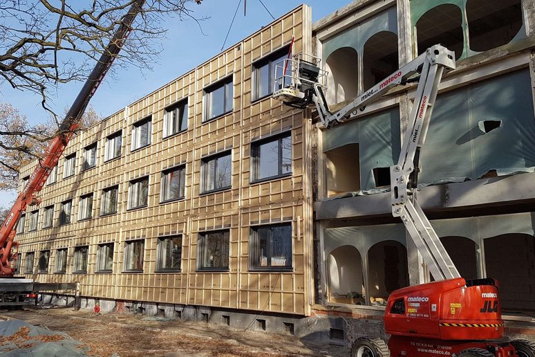 Baustelle mit Fassadenarbeiten an Verwaltungsgebäuden