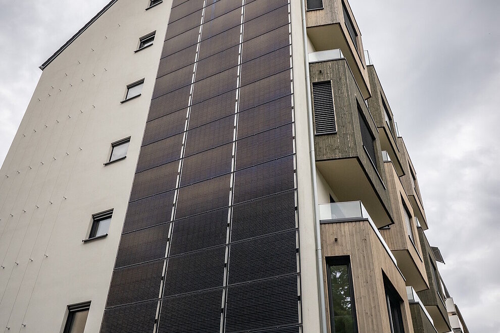 Fassade eines Mehrfamilienhauses mit Photovoltaik