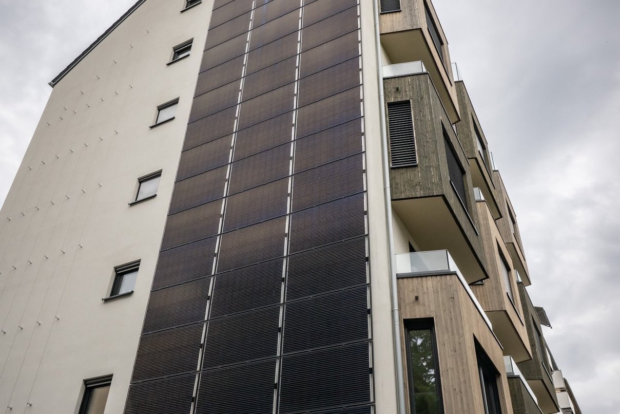 Fassade eines Mehrfamilienhauses mit Photovoltaik
