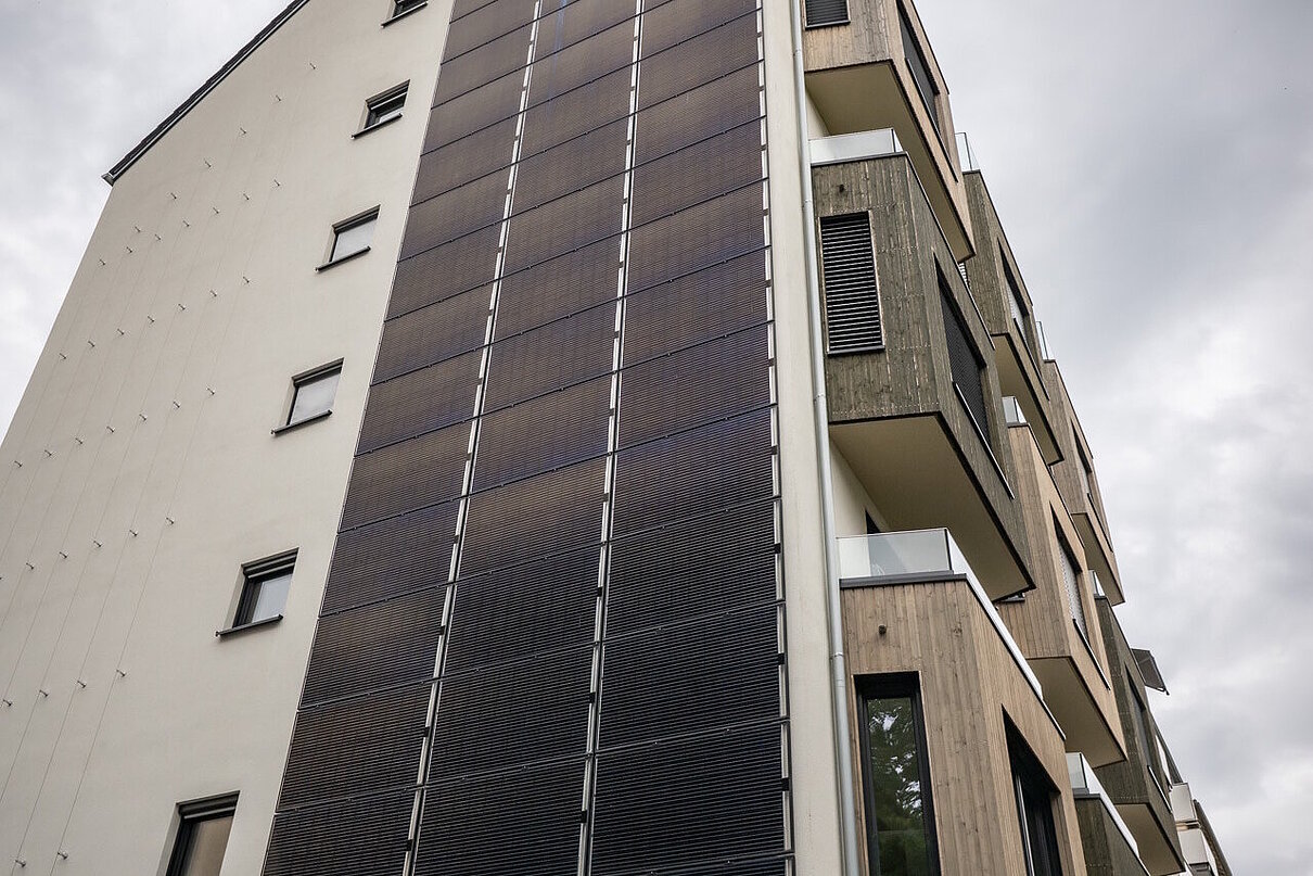 Fassade eines Mehrfamilienhauses mit Photovoltaik