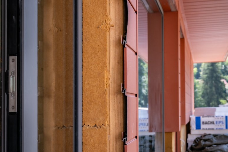 Baudetail: Fenster und Fassade seitlich