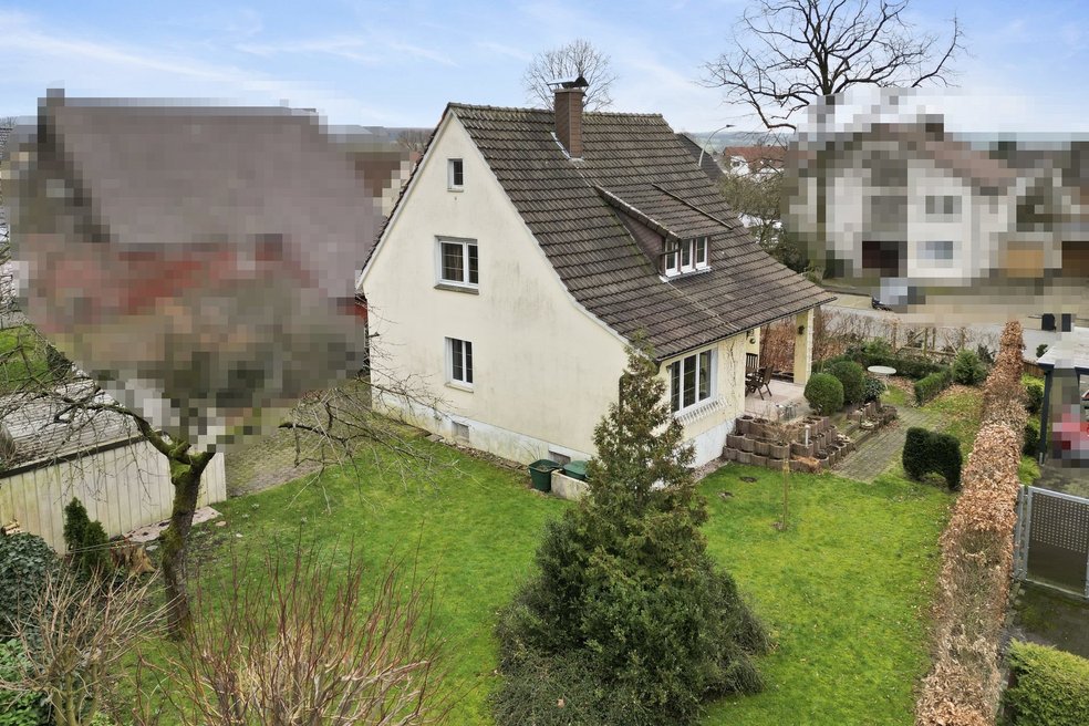Haus mit Garten und Bäumen in Nachbarschaft