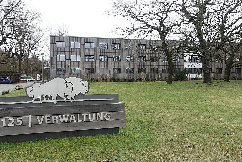 Saniertes Verwaltungsgebäude mit Stein davor