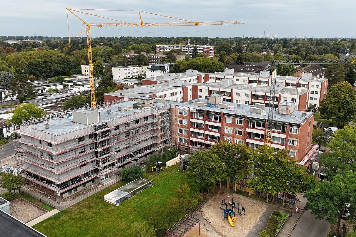 Blick von oben auf ein Wohnquartier während der Sanierung