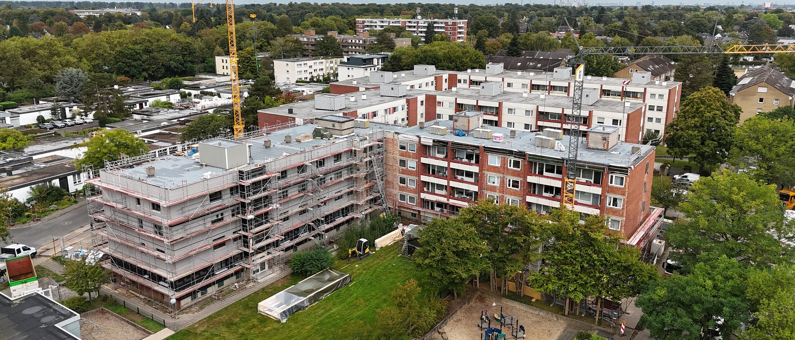 Blick von oben auf ein Wohnquartier während der Sanierung