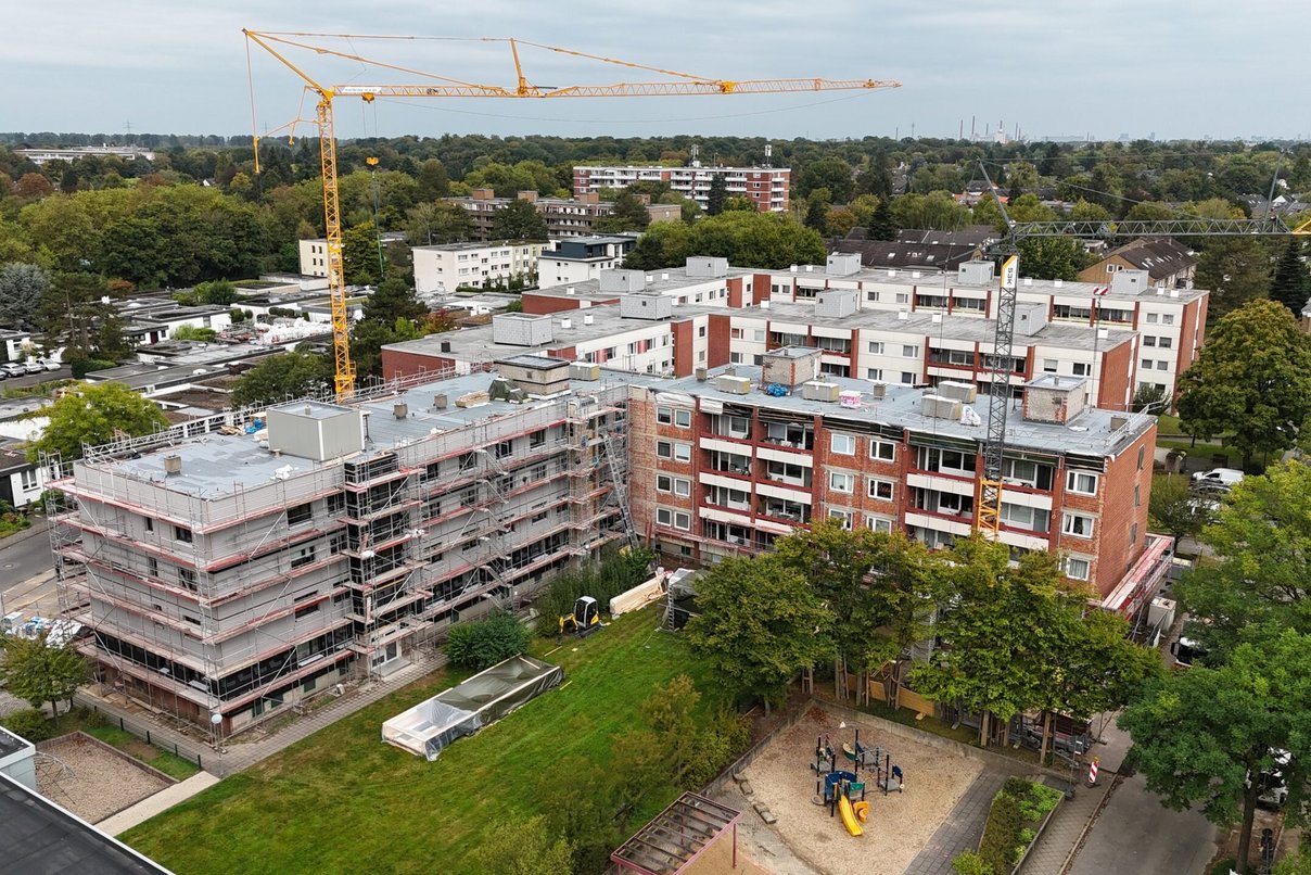 Blick von oben auf ein Wohnquartier während der Sanierung