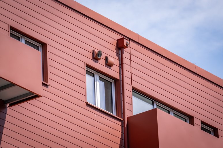Baudetail: Fassade mit Fenster und Balkon