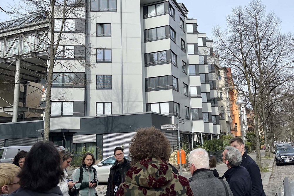 Apartmenthaus in Berlin-Tempelhof Personengruppe, im Hintergrund ein Apartmenthaus