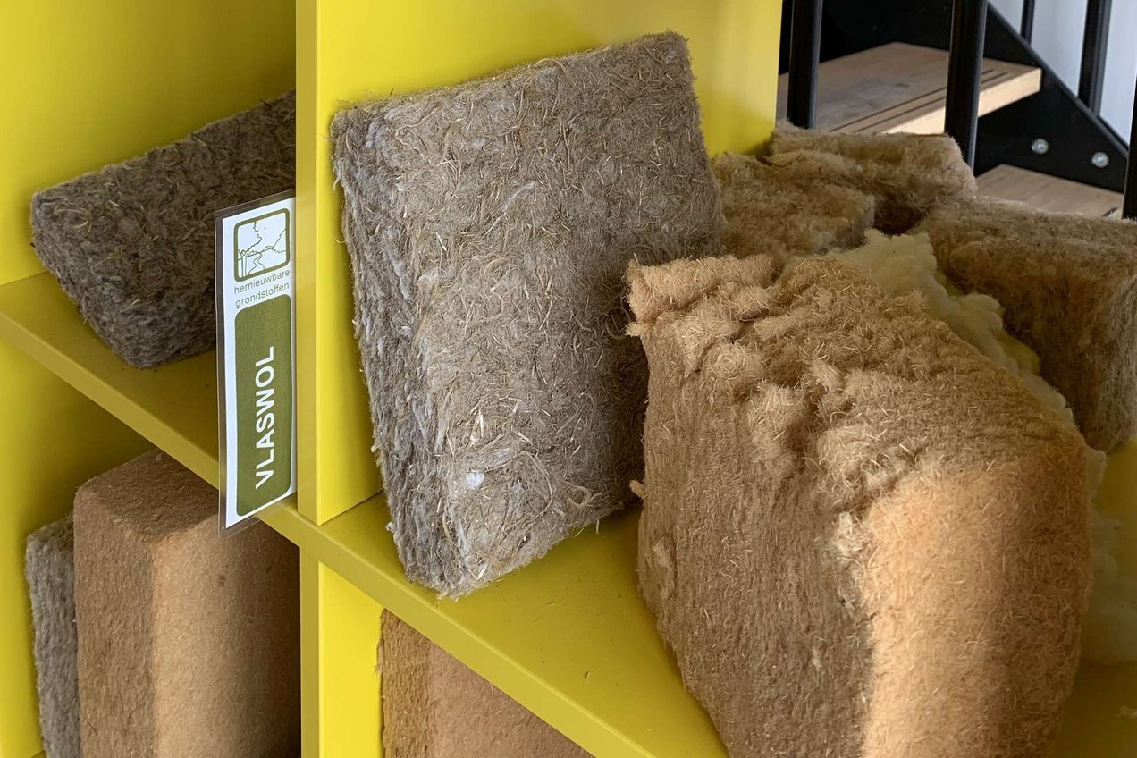 Ansichtsexemplare für nachwachsende Materialien in einem gelben Regal