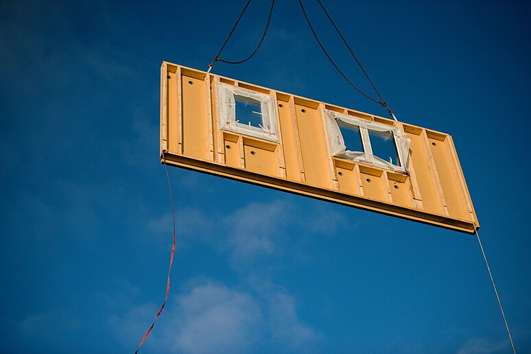 Fliegende Fassade vor blauem Himmel