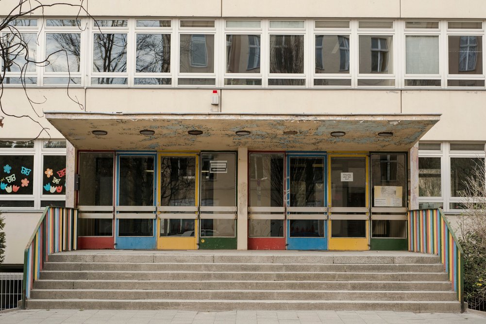 Eingangsbereich einer sanierungsbedürftigen Schule