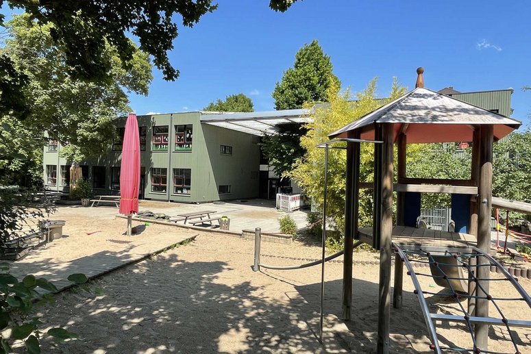 Kita-Spielplatz und Kita-Gebäude