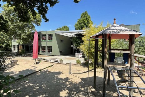 Kita-Spielplatz und Kita-Gebäude